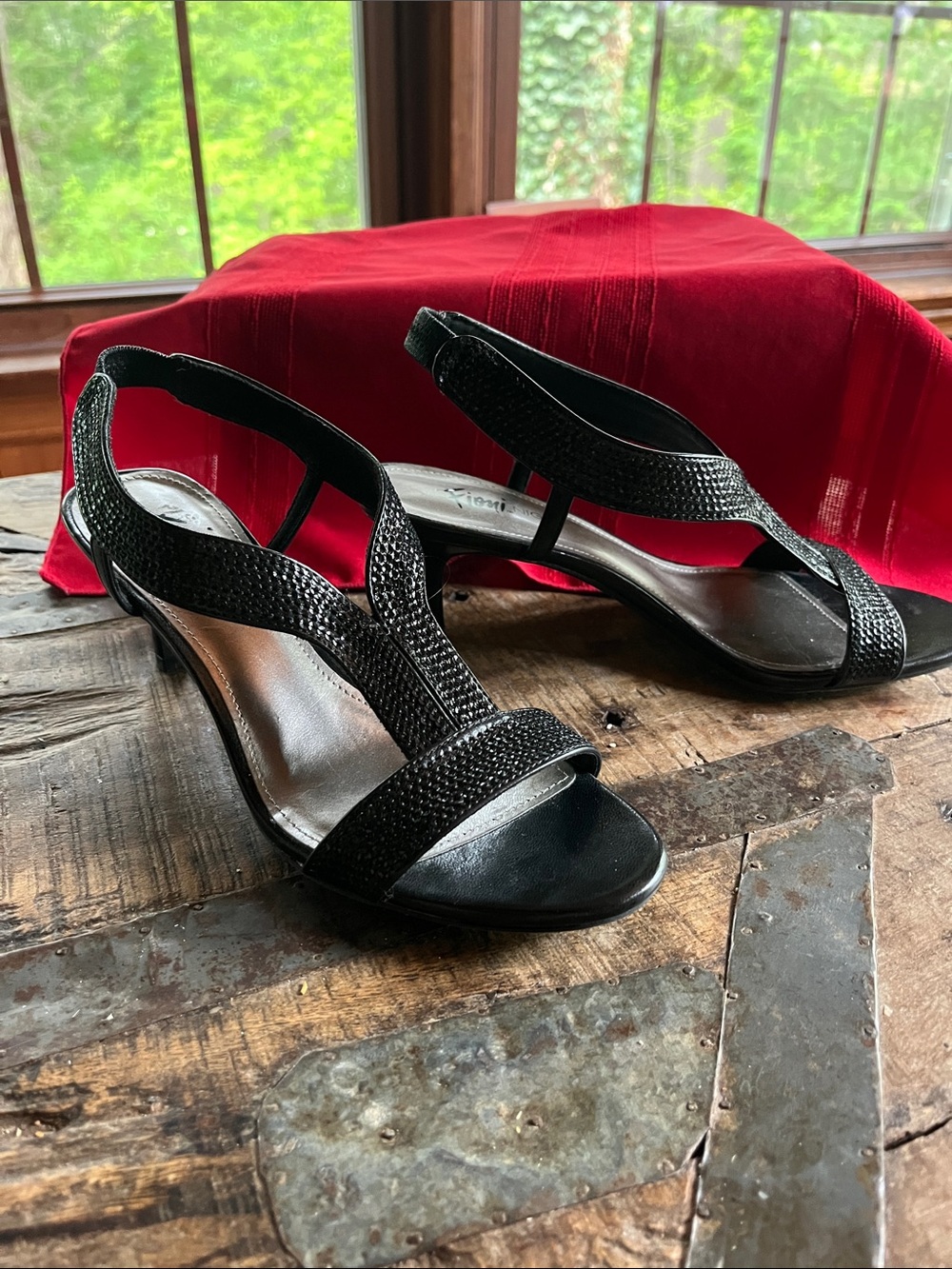FIONI Clothing Black Textured Slingback T-Strap Sandals